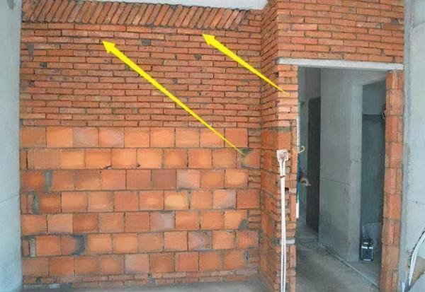 工人裝修砌牆沒有先開槽，業主看到氣得讓他走人，簡直就是毀房