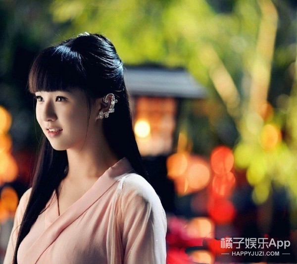 還記得在春晚轉圈的小彩旗嗎？她演戲去了？