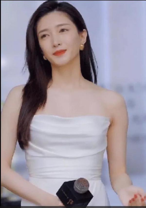 江疏影高學歷高顏值高身材，三高美到了巔峰