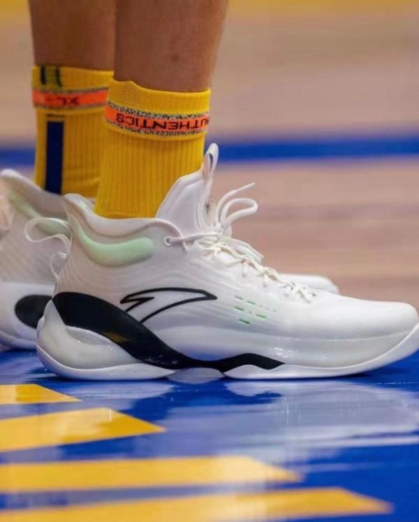 進口鞋子！勇士球星克萊上腳最新簽名鞋KT7訓練