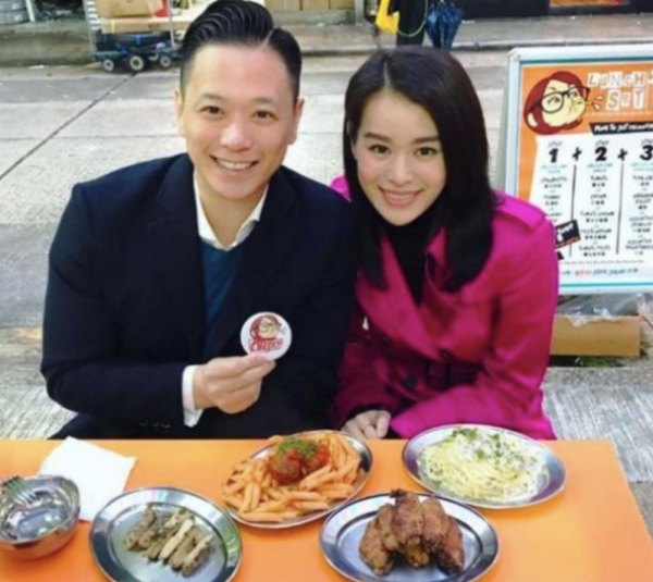 胡杏兒與老公穿情侶裝早餐鋪用餐 純素顏面色紅潤 胡杏兒與老公穿情侶裝早餐鋪用餐 純素顏面色紅潤