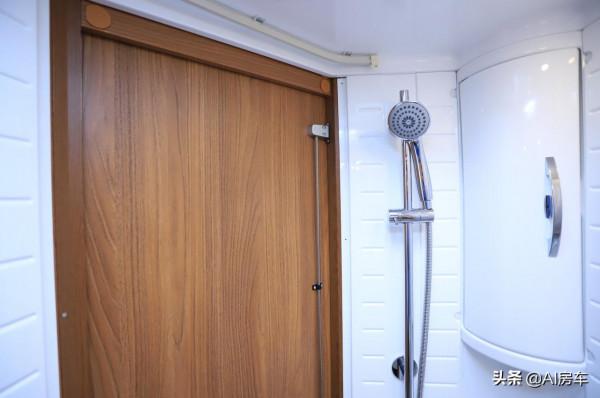 德系合資，6座3.0T動力，油耗8毛/公里，有吃住功能，實拍朗宸T60