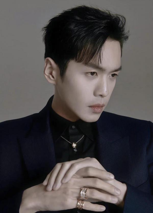 明星張若昀寫真合集：英俊帥氣、文質彬彬