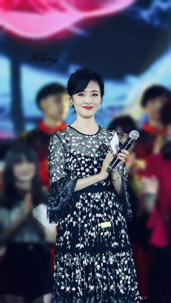 周濤穿碎花連衣裙出鏡,51歲硬是美成了31歲,面板無任何瑕疵 周濤穿碎花連衣裙出鏡,51歲硬是美成了31歲,面板無任何瑕疵