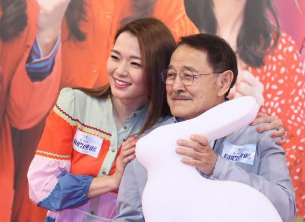 楊冪7歲女兒近況,與同學相處融洽,父母不在身邊跟奶奶過中秋 楊冪7歲女兒近況,與同學相處融洽,父母不在身邊跟奶奶過中秋