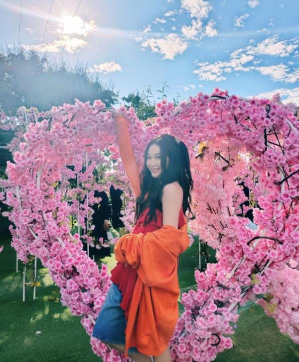 溫碧霞曬與老公恩愛出遊，養子身高超媽媽，母子貼面擁抱不避嫌