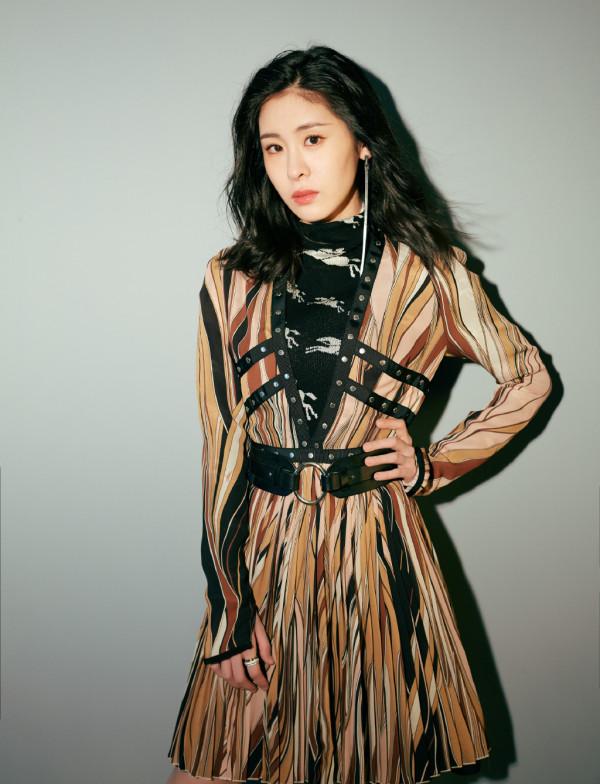 張碧晨變身冷豔女王,穿亮片裙露出半個肩膀,彷彿就是為舞臺而生 張碧晨變身冷豔女王,穿亮片裙露出半個肩膀,彷彿就是為舞臺而生