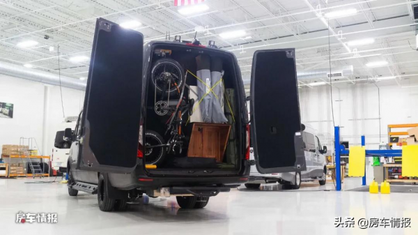 賓士四驅越野房車，3.0T柴油配7AT動力猛，主臥像青年旅館有創意