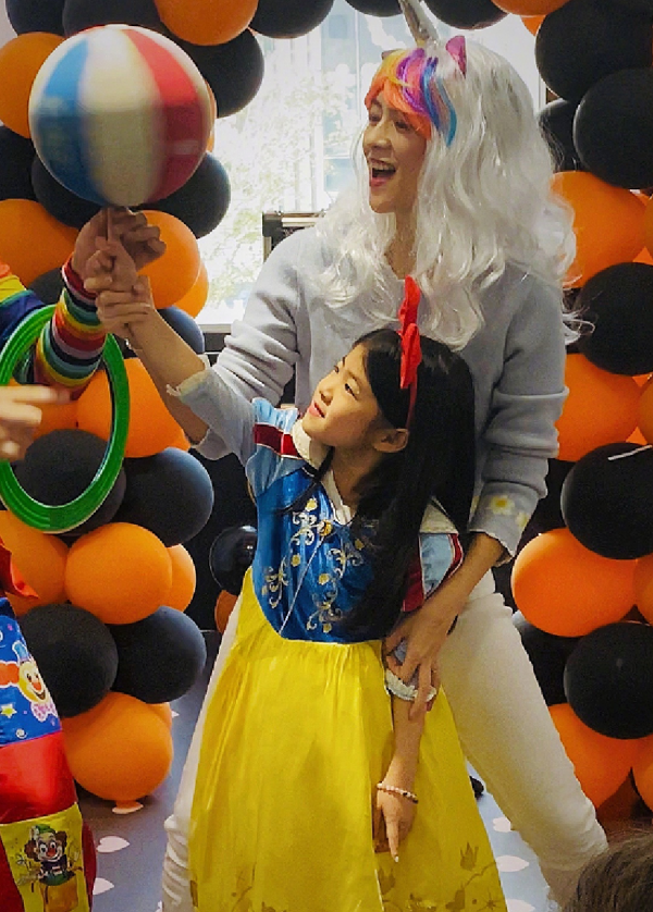 章子怡曬出全家福照片，一家五口打卡親子餐廳，小蘋果側顏照絕了