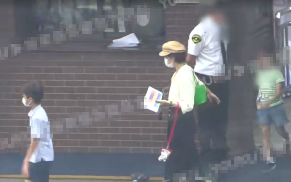 孫儷親自接孩子放學，精心打扮穿著時尚，兒子快步疾走插兜耍酷