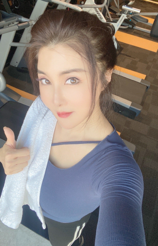 楊麗菁穿緊身衣體育館內鍛鍊！張手空翻太標準，53歲不顯老好活潑