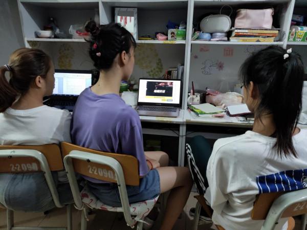 河南一大學生“另類”刷課,奶奶看得直誇“秒”,網友:這小子行 河南一大學生“另類”刷課,奶奶看得直誇“秒”,網友:這小子行