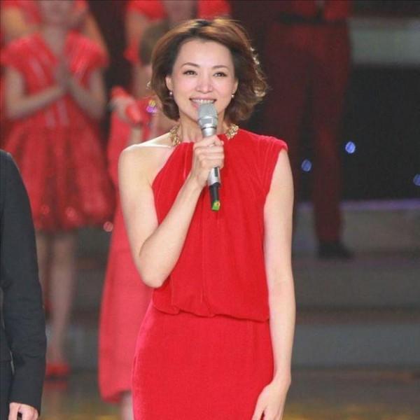 46歲的董卿，在路人的鏡頭下長這樣？身高也暴露了