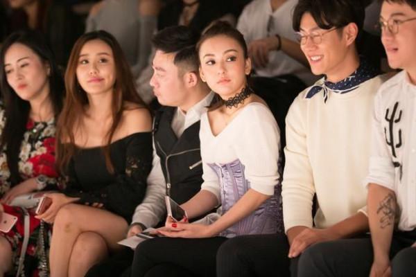 方媛為了顯瘦真挺拼的，穿V領毛衣配紫色束腰，看著勒得有點難受