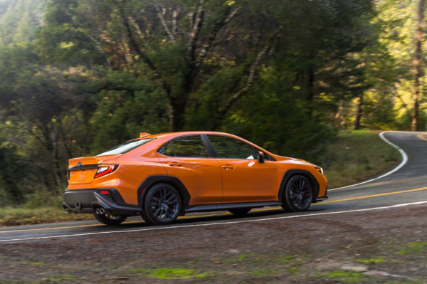 斯巴魯全新效能車，即便內飾滿是塑膠，但依舊無法阻擋人們的愛