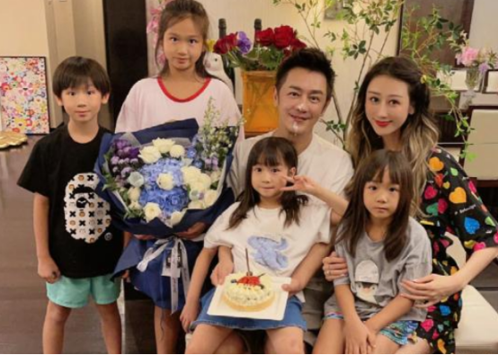 洪欣冉瑩穎過生日,陳浩民夫妻參加聚會,“整容臉”齣戲引關注 洪欣冉瑩穎過生日,陳浩民夫妻參加聚會,“整容臉”齣戲引關注