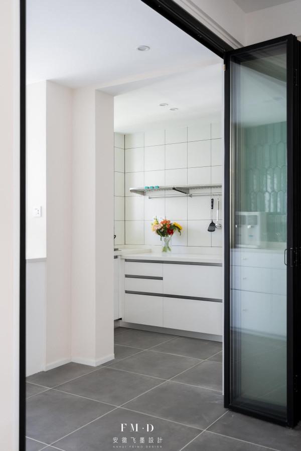 傳統的推拉門、平開門已過時,現在摺疊門受歡迎,空間顯大不佔地 傳統的推拉門、平開門已過時,現在摺疊門受歡迎,空間顯大不佔地