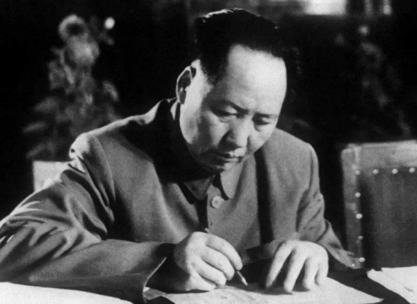 1955年授銜，林彪對劉亞樓的軍銜感到不滿，為他出頭建議授予大將