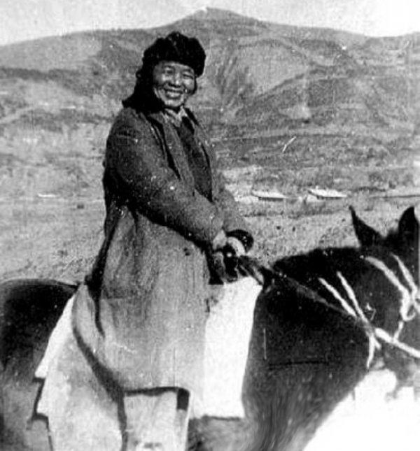 新中國第一位女將軍，回鄉時遇上毒打過自己的前夫，託人帶了句話