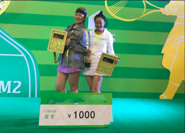 歌手黃綺珊與好友打球，素顏穿短褲秀出緊實小腿，還曾跨界獲冠軍