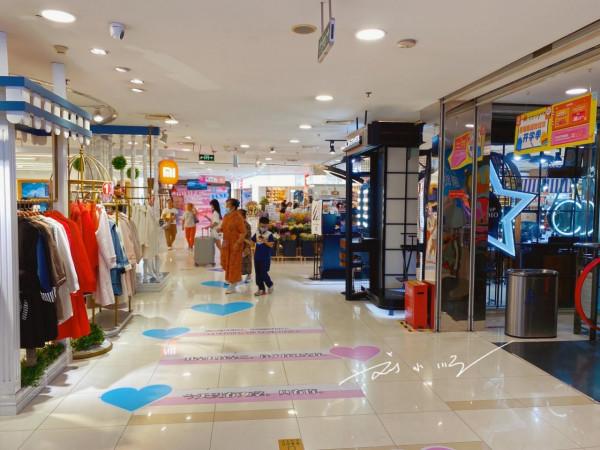 重慶楊家坪的地標商場，直通輕軌站，開了十幾年，人氣一直都很旺