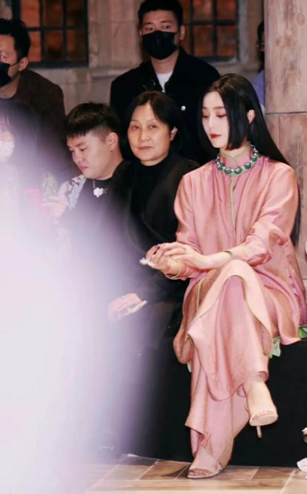 范冰冰剪新發型看秀,公主切配日系妝好怪異,臉白過頭像假人 范冰冰剪新發型看秀,公主切配日系妝好怪異,臉白過頭像假人