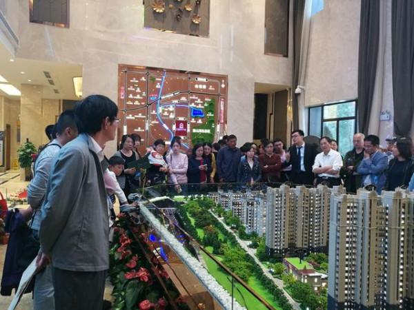 2022年，該&OpenCurlyDoubleQuote;咬牙買房&rdquo;還是&OpenCurlyDoubleQuote;儘快賣房&rdquo;？馬雲、曹德旺意見一致
