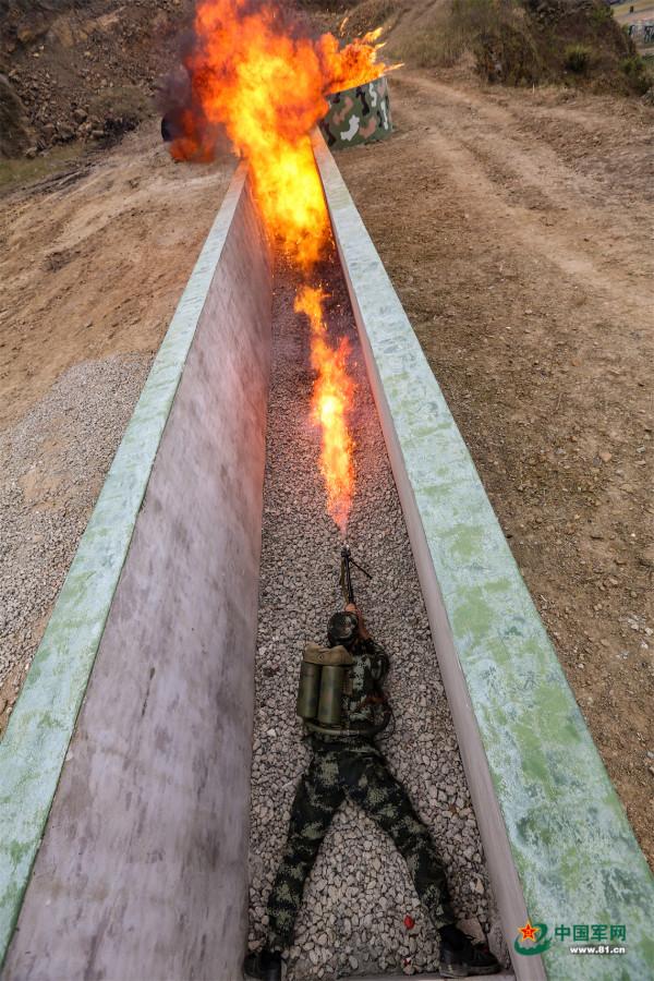 開火！武警浙江省總隊開展噴火訓練