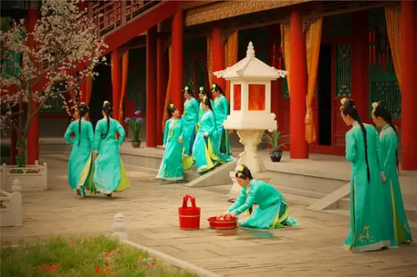 這令人窒息的審美，影視劇裡的大膽配色，只要你敢想，導演就敢配