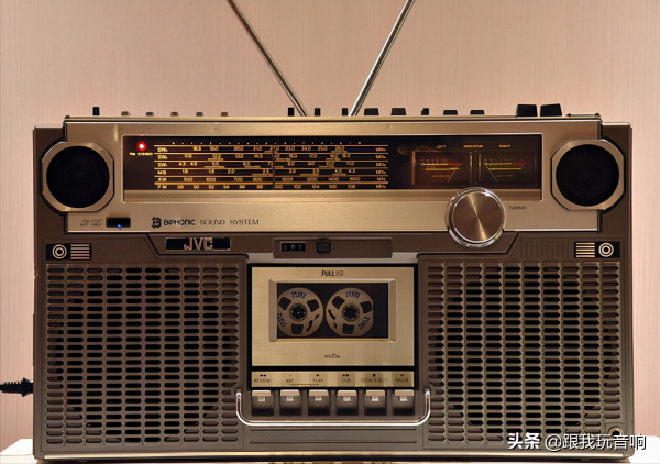 這是一款70年代日本勝利Victor公司推出的全波段收錄機 RC-828