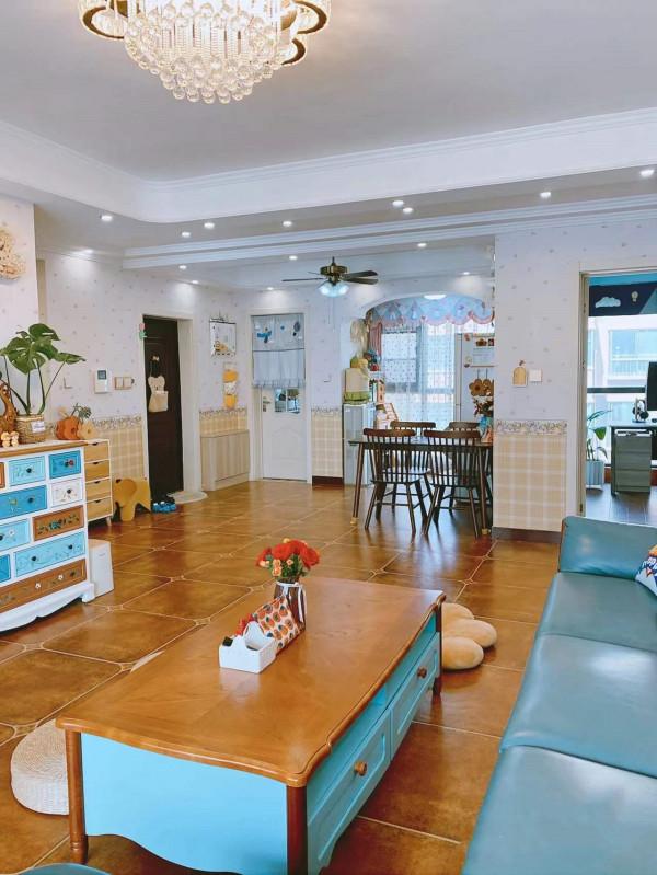 她把家佈置得像童話小屋，乾淨又溫馨，充滿了煙火氣，真想照著裝