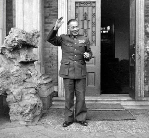 1949年蔣介石乘機逃亡，洪學智申請將飛機擊落，葉劍英：不能打