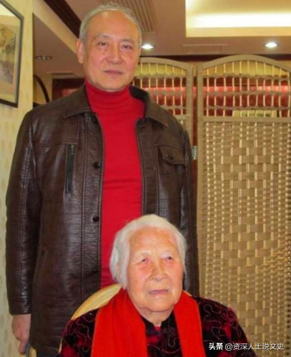 他被毛主席改名黃永勝，被安排到林彪部隊，後來其子經商身價不菲