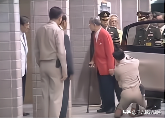 普密蓬下車動作慢了些，被侍衛關門磕碰到正臉，老泰王忍住怒火