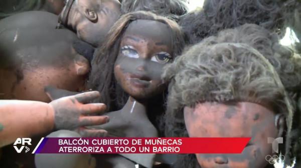 街邊陽臺堆滿幾百個娃娃頭，嚇到路人不敢走！外國屋主：這是藝術