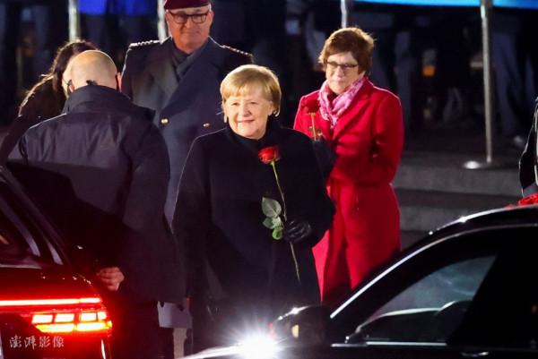 德國聯邦國防軍為默克爾舉行軍樂火炬告別儀式 德國聯邦國防軍為默克爾舉行軍樂火炬告別儀式