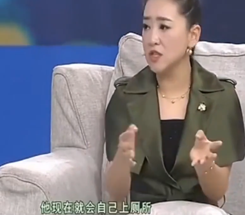 月亮姐姐富商老公罕見曝光,與剛強同框模樣顯老,緊抱兒子滿臉笑 月亮姐姐富商老公罕見曝光,與剛強同框模樣顯老,緊抱兒子滿臉笑