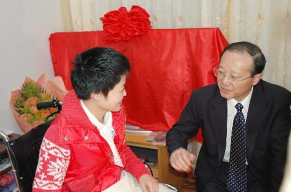 還記得曾說我是導遊先救乘客的文花枝嗎？後來在毛主席家鄉當書記