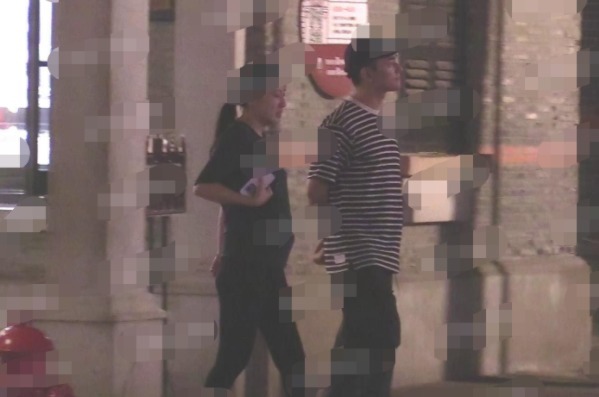 主持人李晨成為奶爸？一家四口甜蜜散步 十分融洽