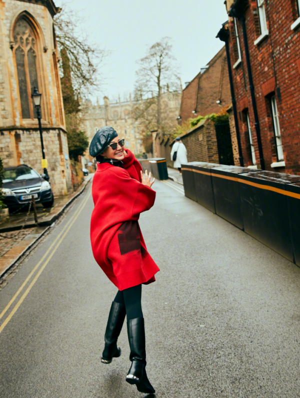 52歲許晴真年輕，穿紅大衣配長靴開心大笑，見識到了真正的氣質美