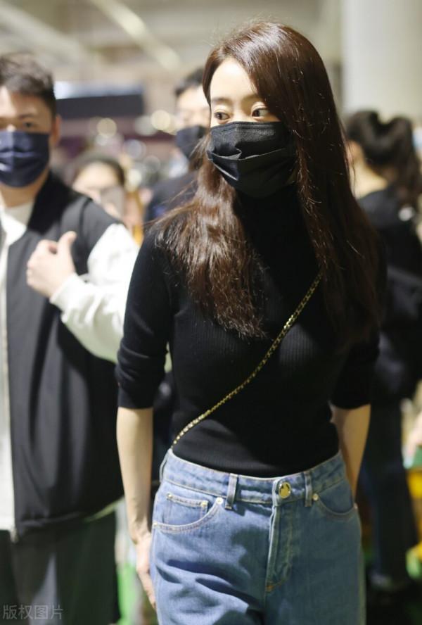 張小斐穿黑色針織衫搭配牛仔褲，長髮披肩不失女人味