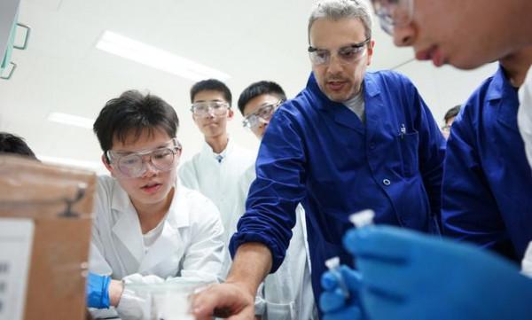 天價學費高校“攻佔”廣東,普本收費年近十萬,一般家庭望而卻步 天價學費高校“攻佔”廣東,普本收費年近十萬,一般家庭望而卻步