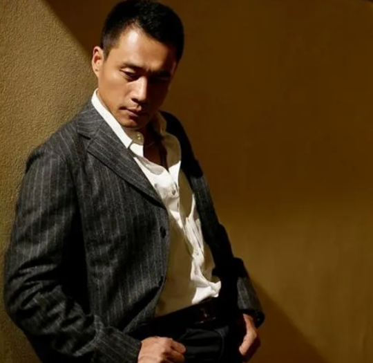 “武松”丁海峰，娶普通妻子相愛30年，兒女雙全惹人羨