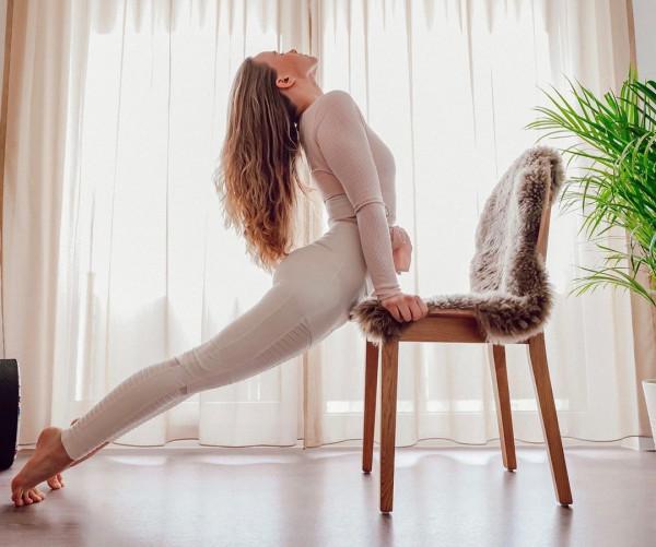 她練瑜伽2年，後彎一直很輕鬆很深入，最近卻發現骨盆越來越大