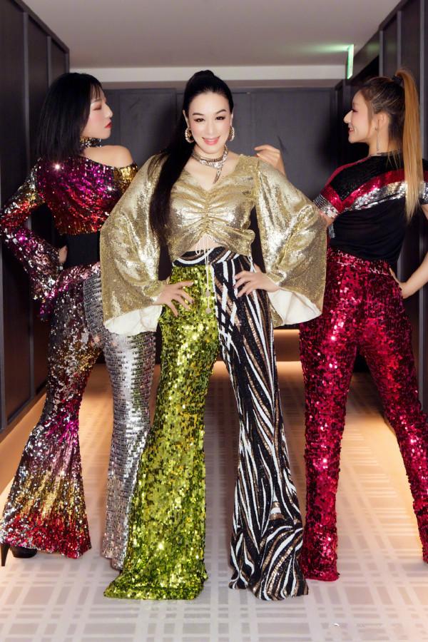 鍾麗緹張倫碩夫婦出遊，粉衣配麻花辮好少女，大10歲的婆婆最吸睛