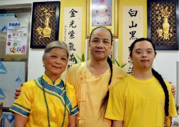 他自稱是多爾袞十世孫，為保留血統拒絕娶漢女，還向國家索要故宮