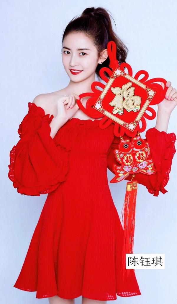 在中國有一種紅叫中國紅，女明星集體穿紅色衣服，你最看好誰？