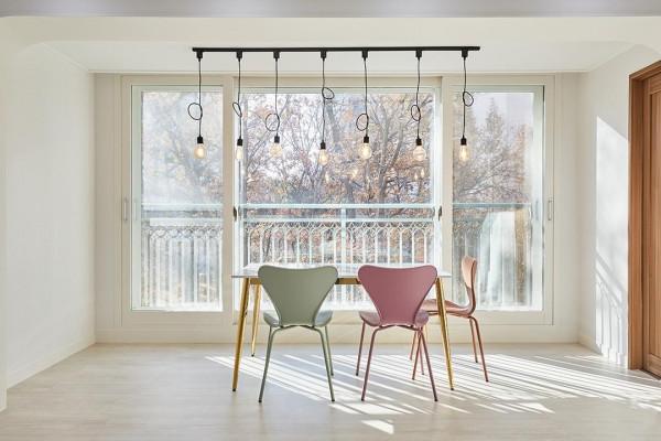 封陽臺，我最看重這種做法：整面裝推拉移門，通風采光都好了不少