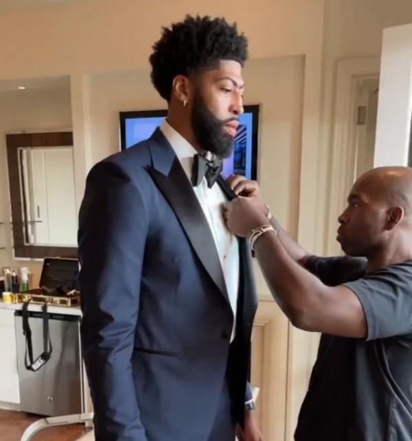 濃眉缺訓真相！舉辦婚禮結束五年長跑兒女雙全，妻子身材不輸超模