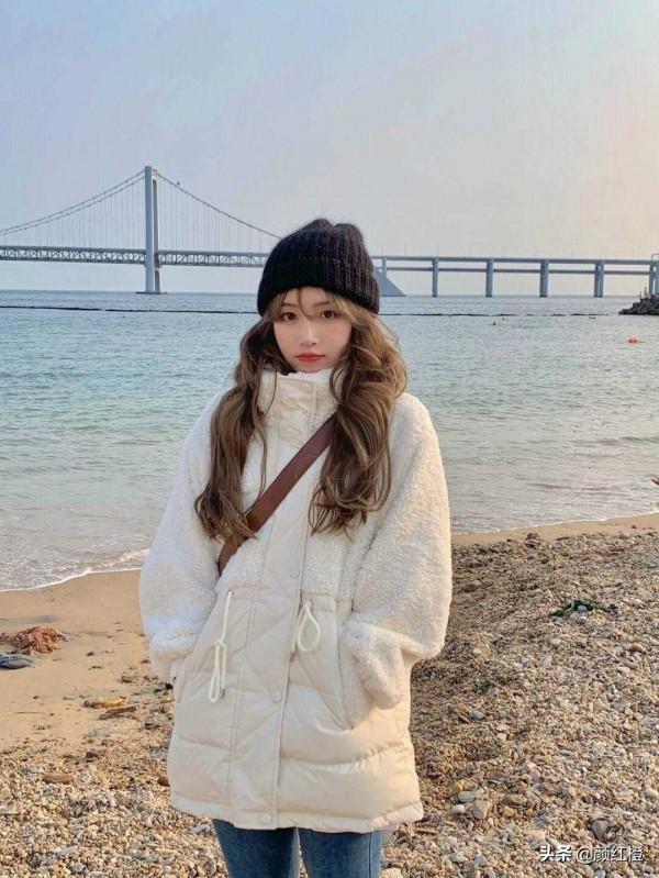 秋冬必備的衣服單品，羊毛羔外套搭配牛仔褲，不僅保暖還時尚